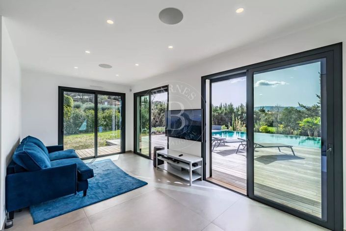 Image No.11-6 Bed House for sale