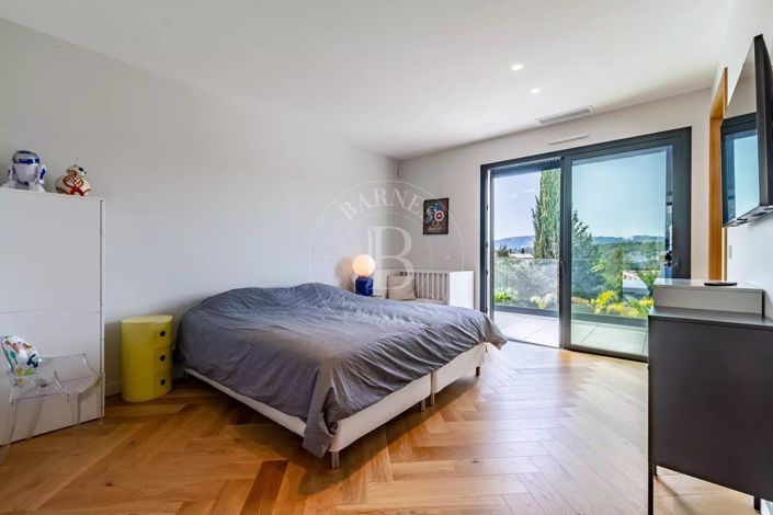 Image No.13-6 Bed House for sale