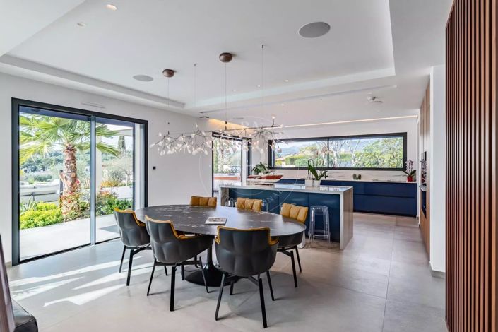 Image No.8-6 Bed House for sale