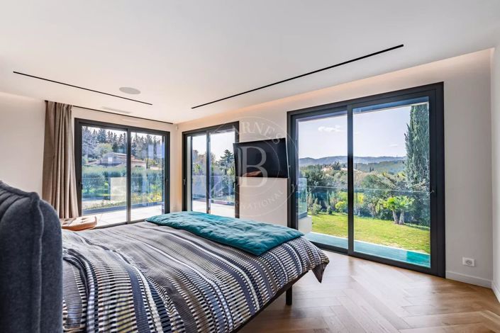 Image No.9-6 Bed House for sale