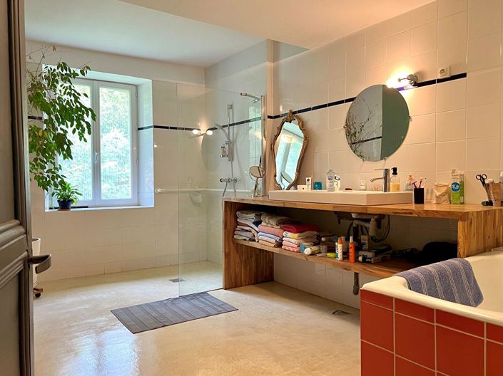 Image No.8-5 Bed House for sale