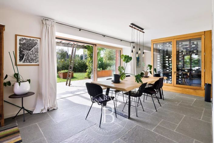 Image No.8-5 Bed House for sale