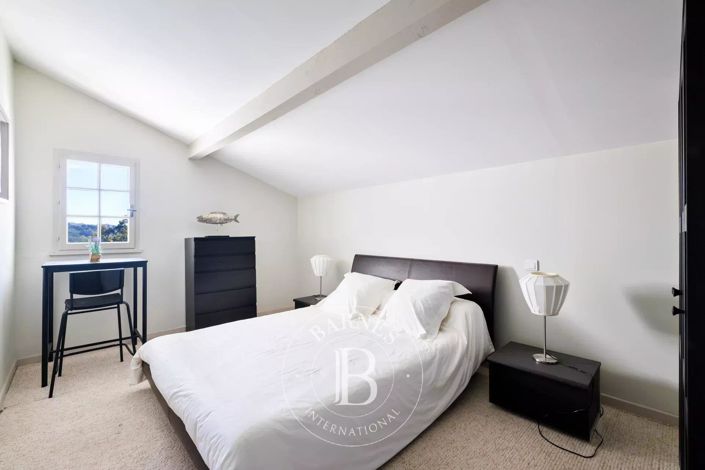 Image No.24-4 Bed House for sale