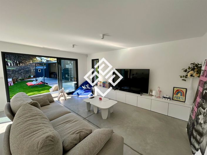 Image No.6-3 Bed House for sale