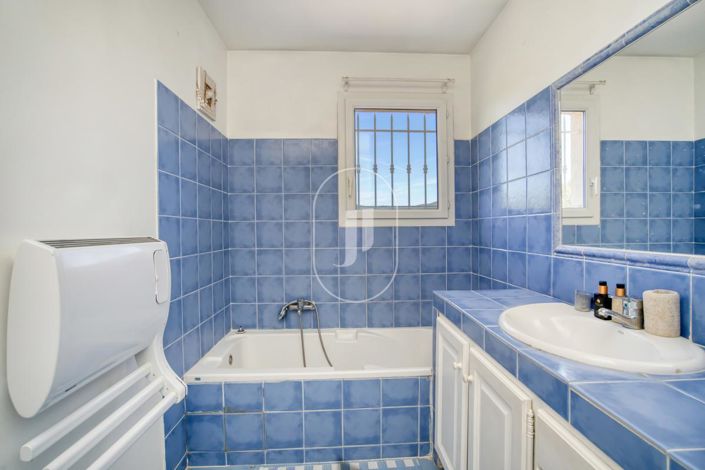 Image No.8-5 Bed House for sale