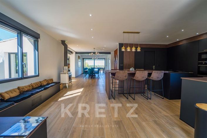 Image No.6-5 Bed House for sale