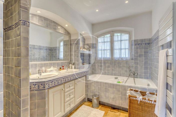 Image No.10-3 Bed House for sale