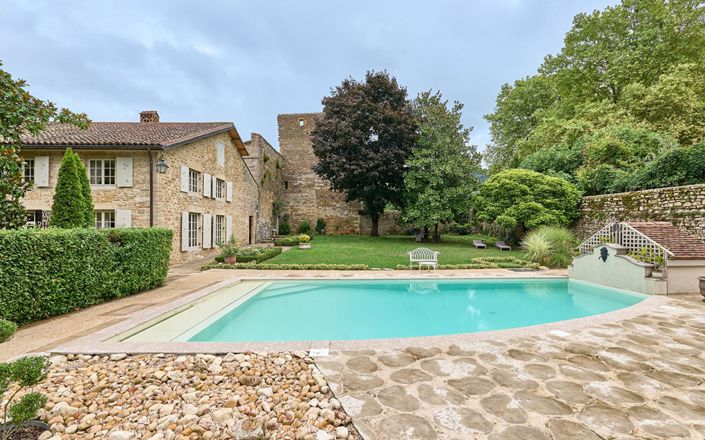 Image No.10-6 Bed Property for sale