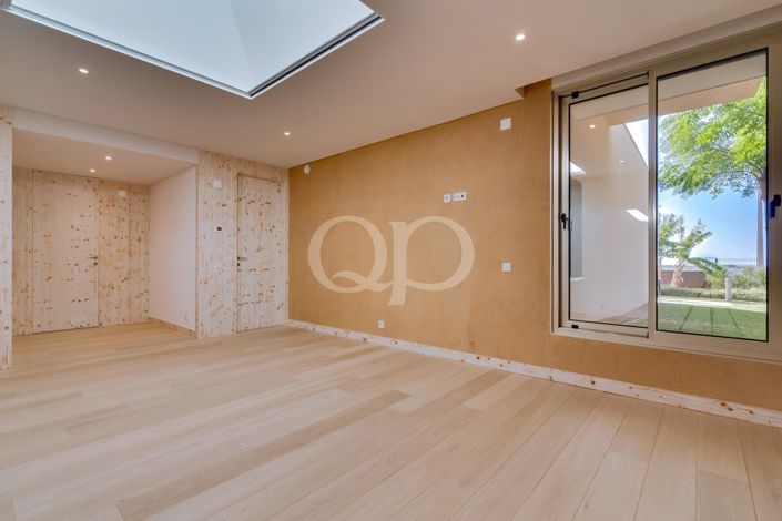 Image No.6-4 Bed House for sale