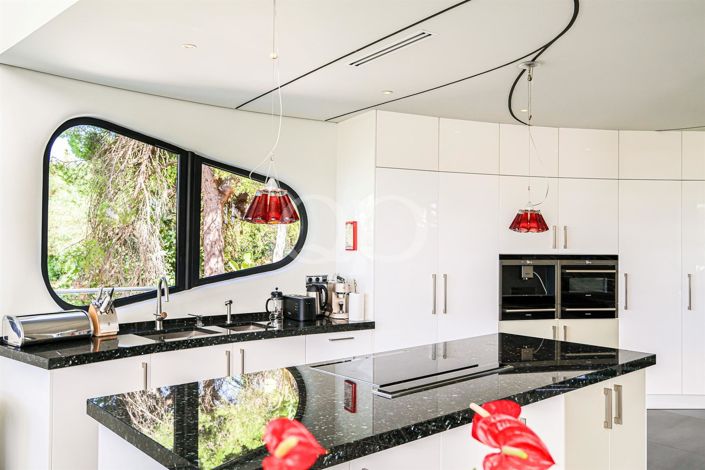 Image No.6-5 Bed House for sale