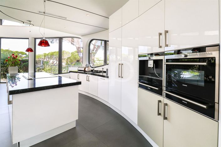 Image No.7-5 Bed House for sale