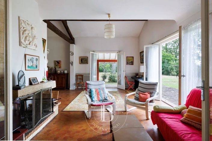 Image No.6-5 Bed House for sale