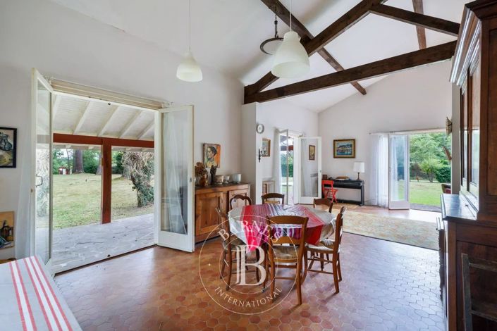 Image No.7-5 Bed House for sale