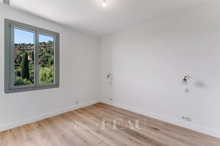 Image No.20-4 Bed House for sale