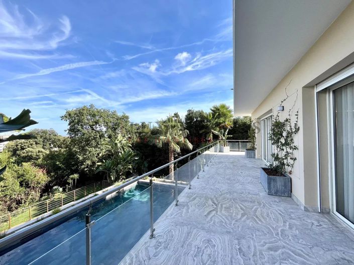 Image No.8-6 Bed House for sale