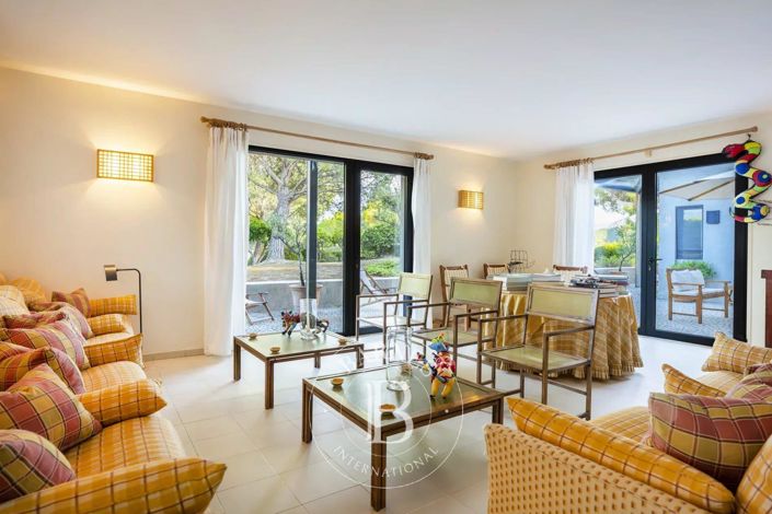 Image No.10-6 Bed House for sale