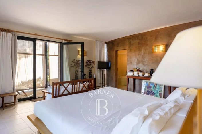 Image No.16-6 Bed House for sale