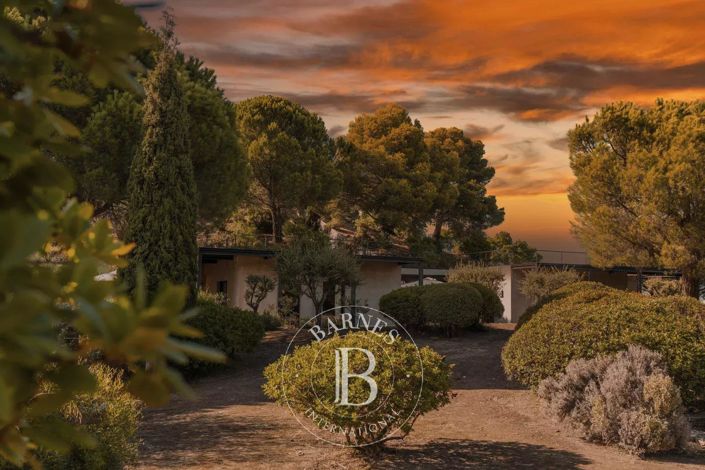 Image No.24-6 Bed House for sale