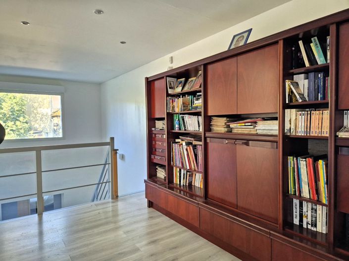 Image No.18-5 Bed House for sale