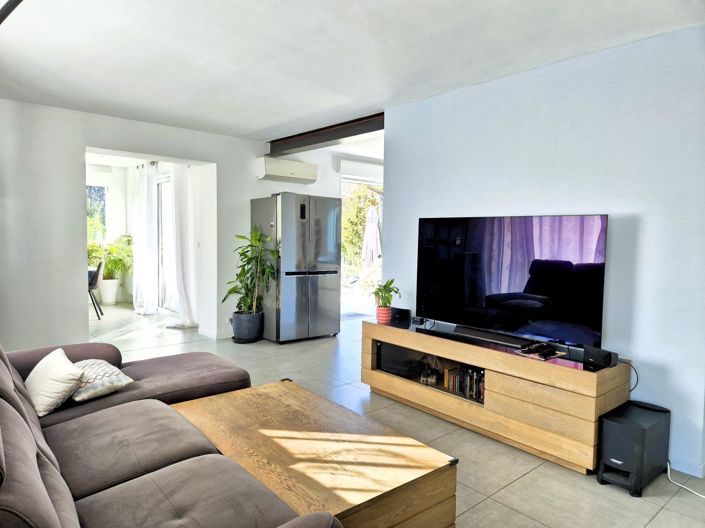 Image No.8-5 Bed House for sale