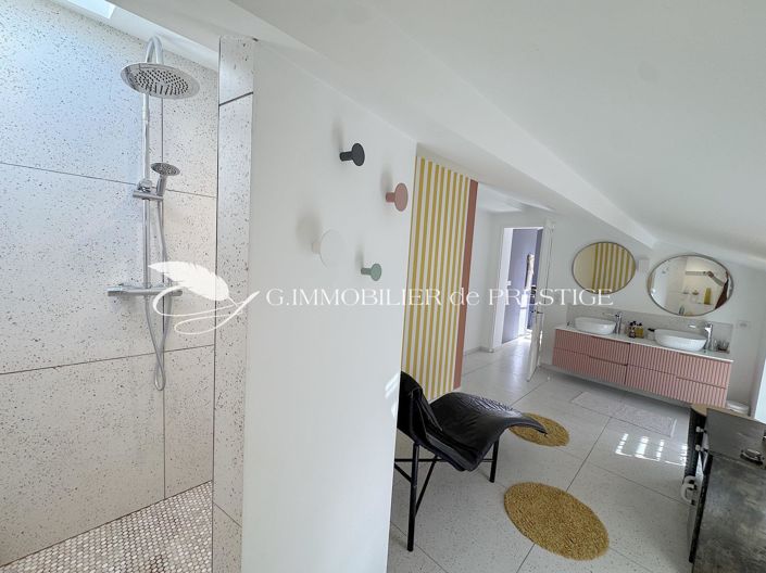 Image No.19-5 Bed House for sale