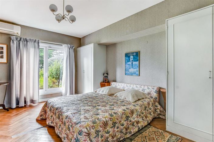 Image No.8-5 Bed House for sale