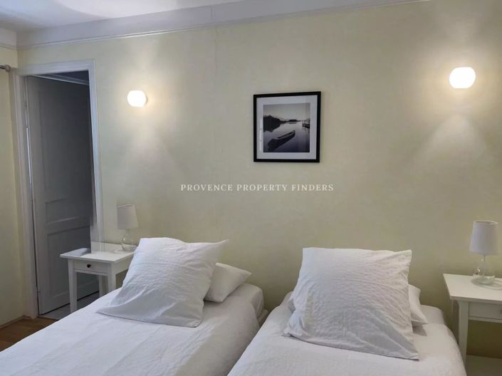 Image No.19-6 Bed House for sale