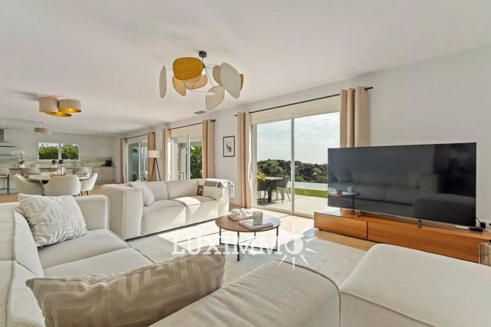 Image No.6-4 Bed House for sale