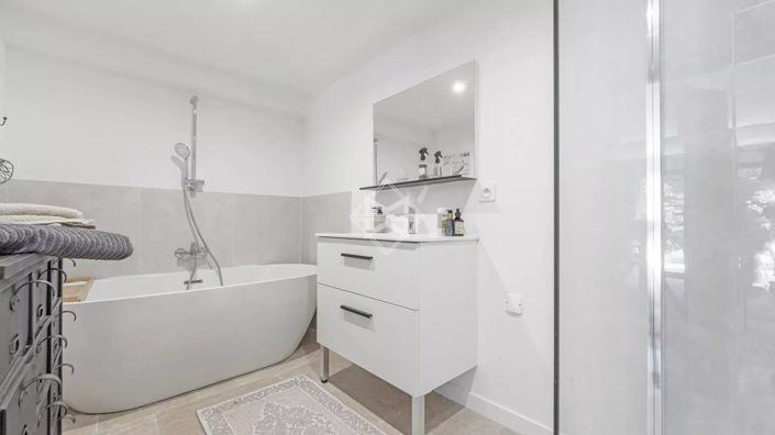 Image No.12-6 Bed House for sale