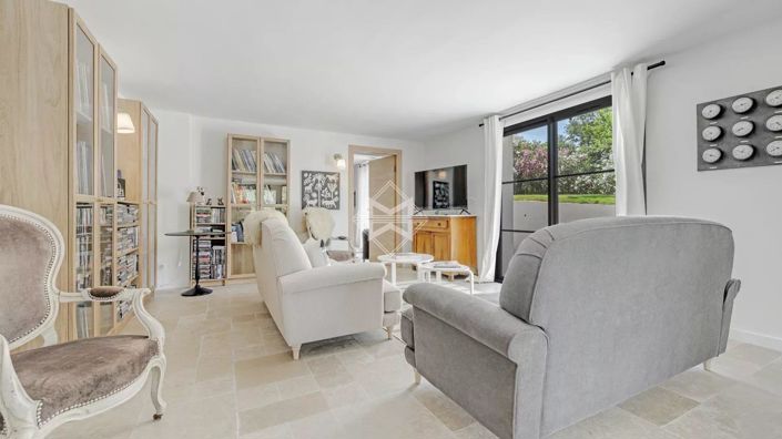 Image No.8-6 Bed House for sale