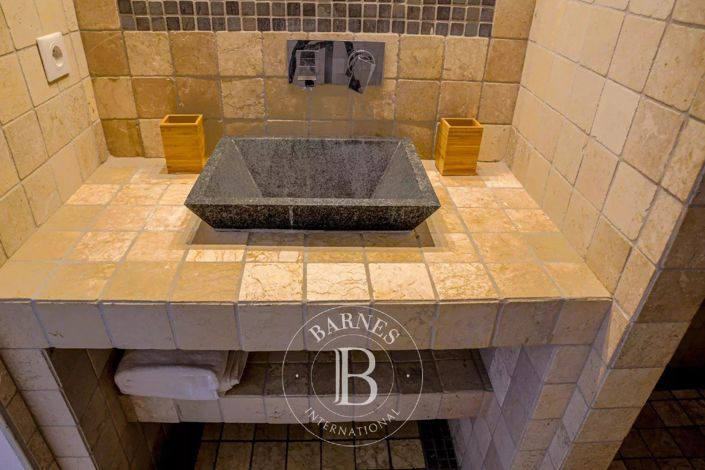 Image No.18-8 Bed House for sale