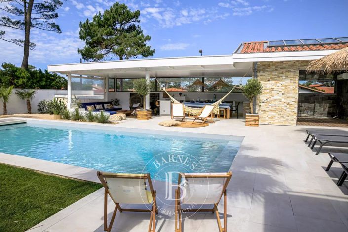 Image No.5-8 Bed House for sale