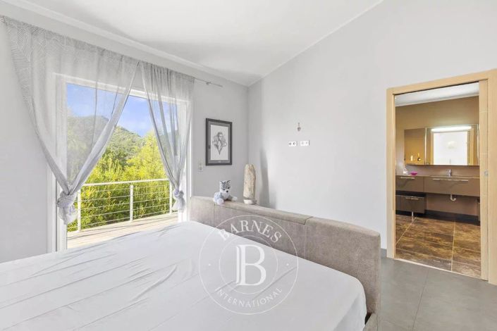 Image No.10-4 Bed House for sale