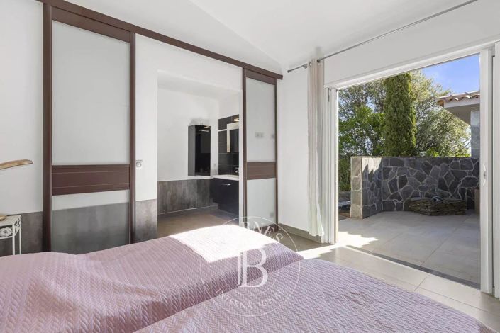 Image No.8-4 Bed House for sale