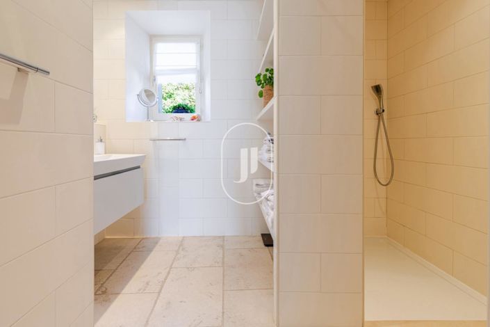 Image No.10-3 Bed House for sale