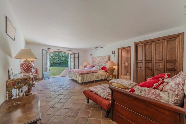 Image No.9-6 Bed House for sale