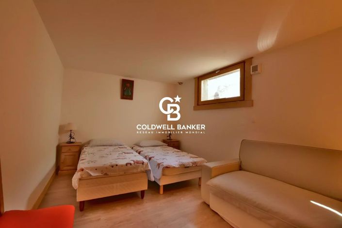 Image No.12-6 Bed House for sale