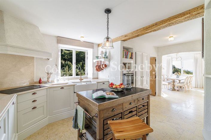 Image No.8-5 Bed House for sale