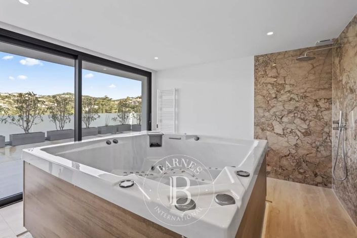 Image No.8-3 Bed House for sale