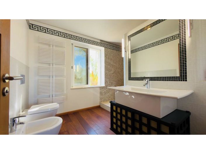 Image No.17-6 Bed House for sale