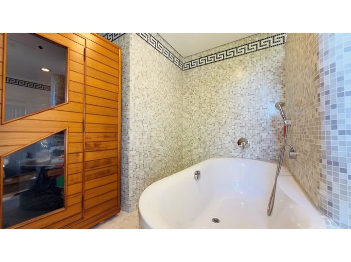 Image No.18-6 Bed House for sale