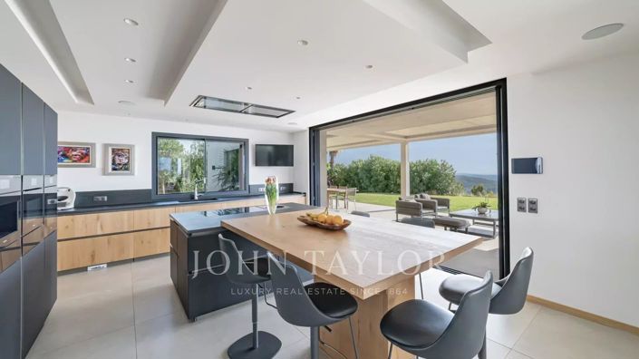 Image No.9-6 Bed House for sale