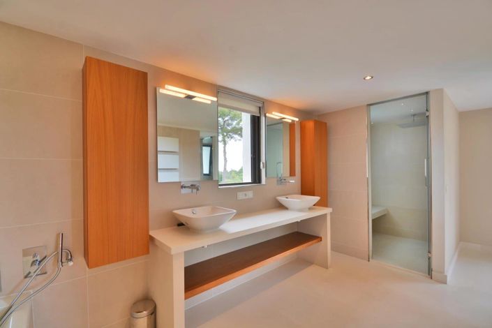 Image No.30-5 Bed House for sale