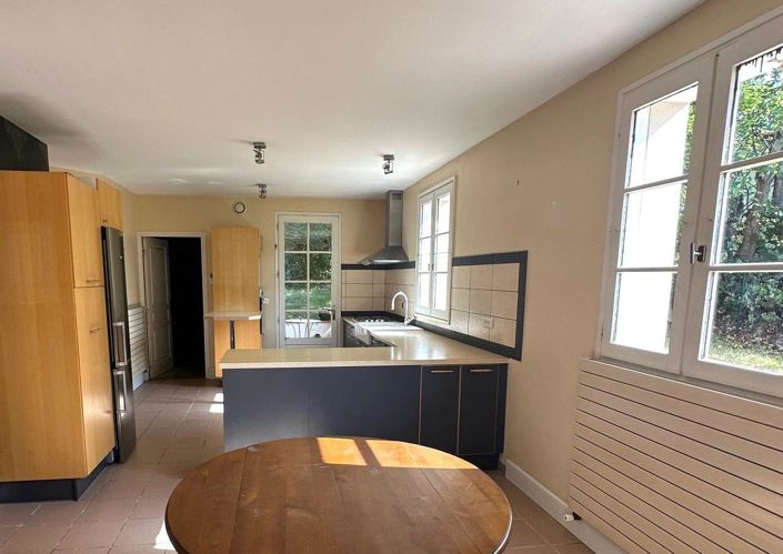 Image No.8-6 Bed House for sale