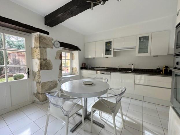 Image No.10-6 Bed Property for sale