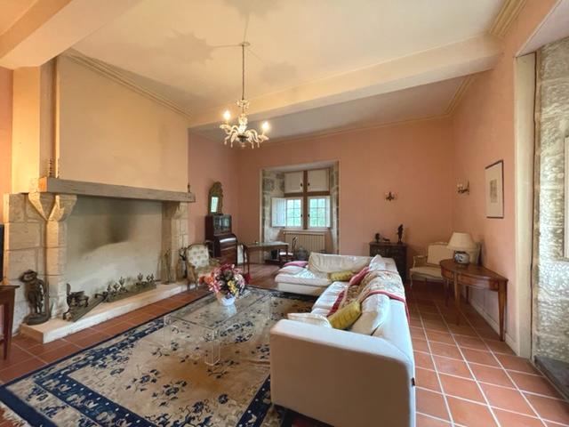 Image No.12-6 Bed Property for sale