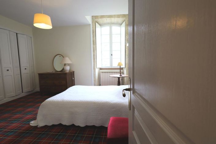 Image No.18-6 Bed Property for sale