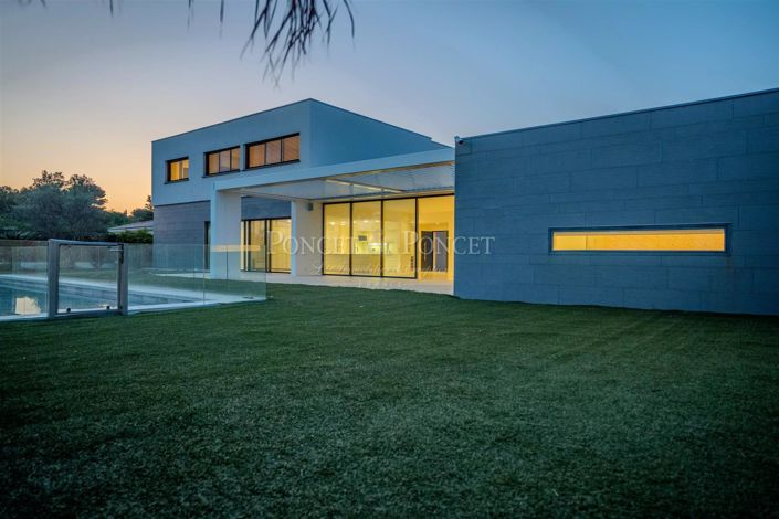 Image No.1-6 Bed House for sale