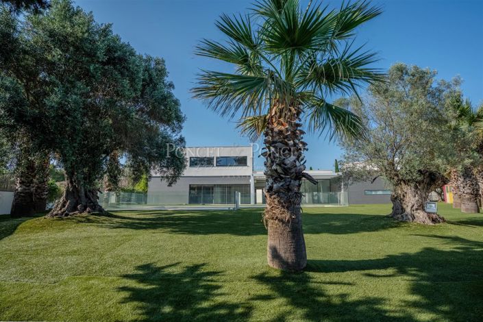 Image No.8-6 Bed House for sale