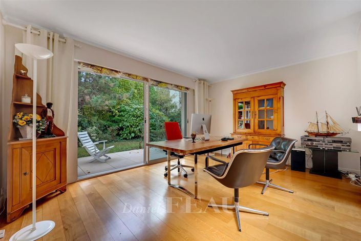 Image No.7-5 Bed House for sale